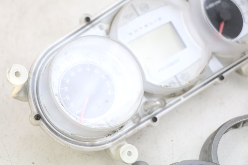 photo de SPEEDOMETER PEUGEOT SATELIS 125 (2010 - 2012) - Distinctive features