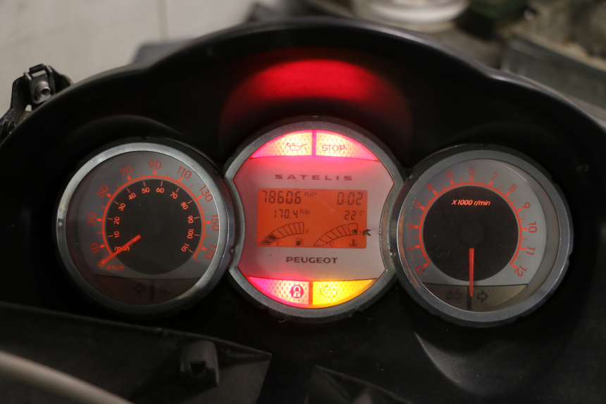 photo de SPEEDOMETER PEUGEOT SATELIS 250 (2006 - 2012) - Technical close-up