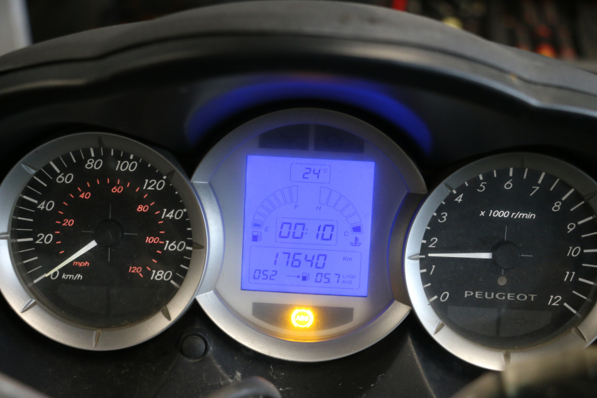photo de SPEEDOMETER PEUGEOT SATELIS 125 (2013 - 2018) - Zoom on usage condition
