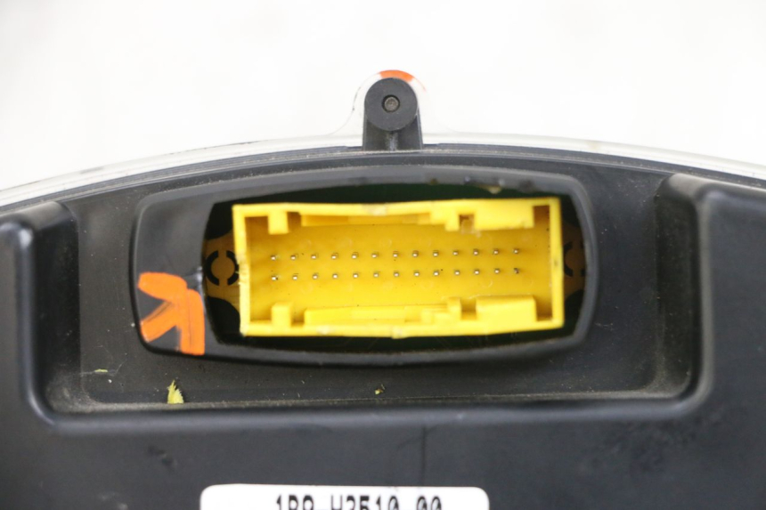 photo de SPEEDOMETER YAMAHA XMAX X-MAX 125 (2006 - 2009) - High-resolution close-up