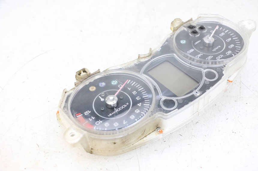 photo de SPEEDOMETER YAMAHA X-MAX XMAX 125 (2010 - 2013) - Alternative perspective