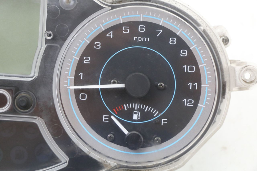 photo de SPEEDOMETER PIAGGIO XEVO - X EVO 125 (2007 - 2017) - Fixing points details
