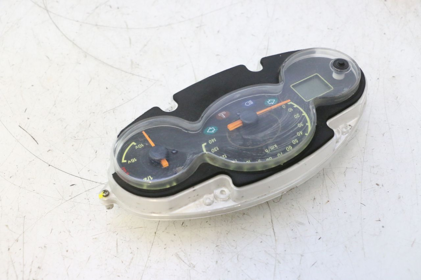 photo de SPEEDOMETER YAMAHA YP MAJESTY 125 (2002 - 2006) - Fixing points details