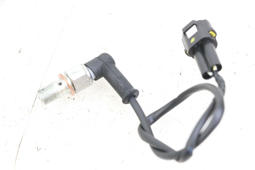 photo de REAR STOP LIGHT SWITCH ROYAL ENFIELD CONTINENTAL GT 650 (2019 - 2024) - Zoom on usage condition