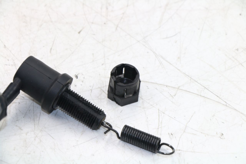 photo de REAR STOP LIGHT SWITCH YAMAHA YZF R6 600 (2010 - 2016) - Zoom on usage condition