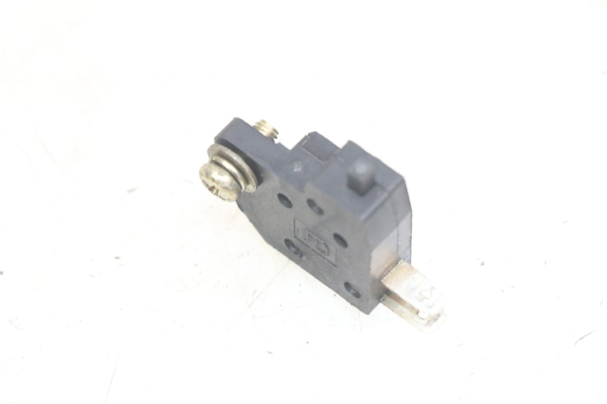 photo de RIGHT BRAKE LIGHT SWITCH PEUGEOT DJANGO 4T 50 (2014 - 2019) - Zoom on usage condition