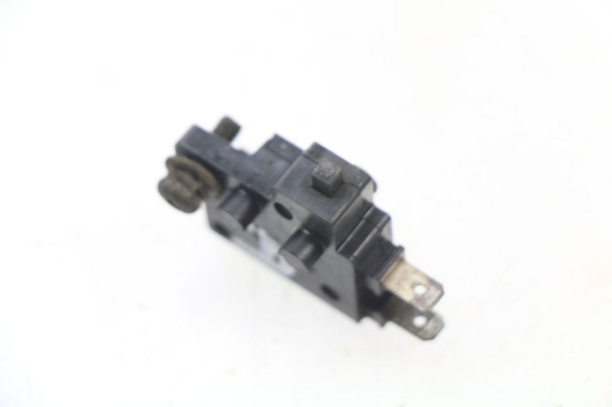 photo de RIGHT STOP LIGHT SWITCH HONDA FES PANTHEON 125 (2003 - 2007) - Zoom on usage condition