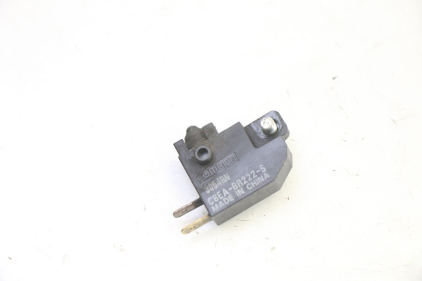 photo de RIGHT STOP LIGHT SWITCH SUZUKI GSR 750 (2011 - 2017) - Zoom on usage condition