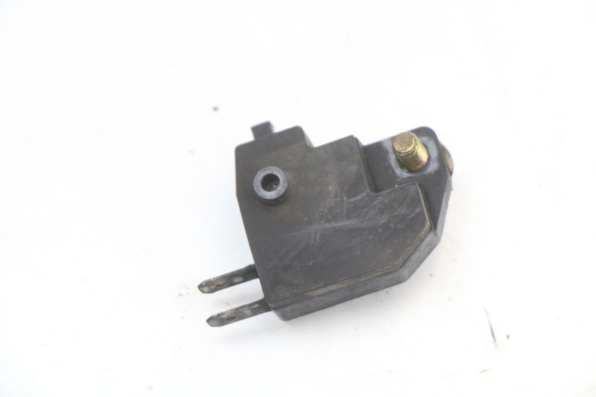 photo de RIGHT STOP LIGHT SWITCH SUZUKI GZ MARAUDER 125 (1998 - 2004) - Zoom on usage condition