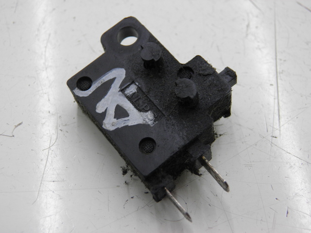 photo de RIGHT STOP LIGHT SWITCH HONDA FES PANTHEON 125 (2003 - 2007) - Zoom on usage condition
