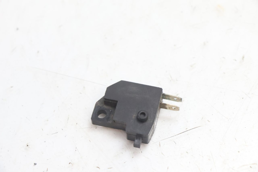 photo de RIGHT STOP LIGHT SWITCH PEUGEOT KISBEE 4T 50 (2010 - 2017) - Zoom on usage condition