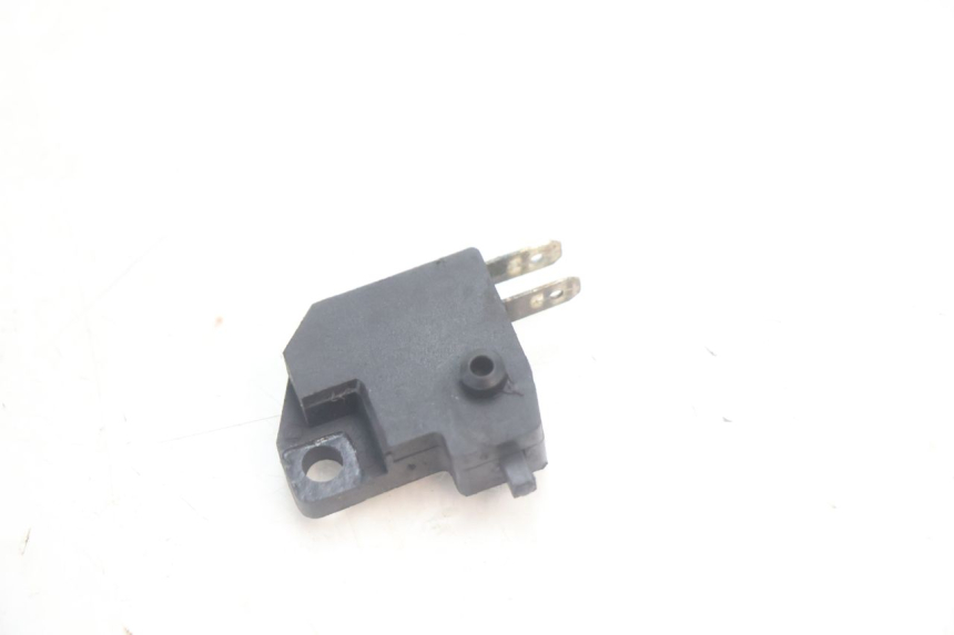 photo de RIGHT STOP LIGHT SWITCH PEUGEOT KISBEE 4T 50 (2010 - 2017) - Zoom on usage condition