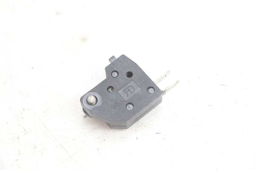 photo de RIGHT STOP LIGHT SWITCH SYM ORBIT III 3 4T 50 (2021 - 2025) - Zoom on usage condition