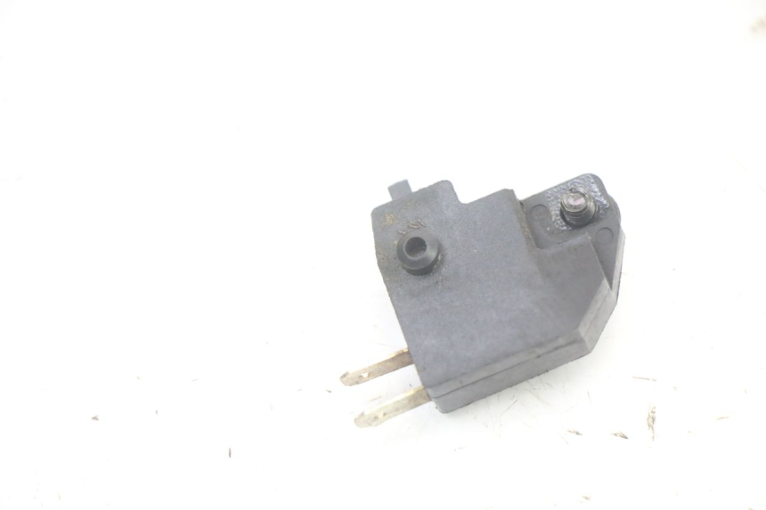 photo de RIGHT STOP LIGHT SWITCH PEUGEOT KISBEE 4T 50 (2018 - 2022) - Zoom on usage condition