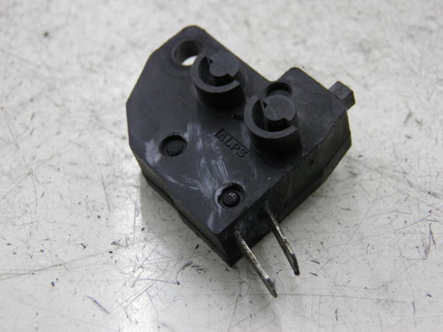 photo de RIGHT STOP LIGHT SWITCH SUZUKI BURGMAN EXECUTIVE 650 (2008 - 2010) - Zoom on usage condition