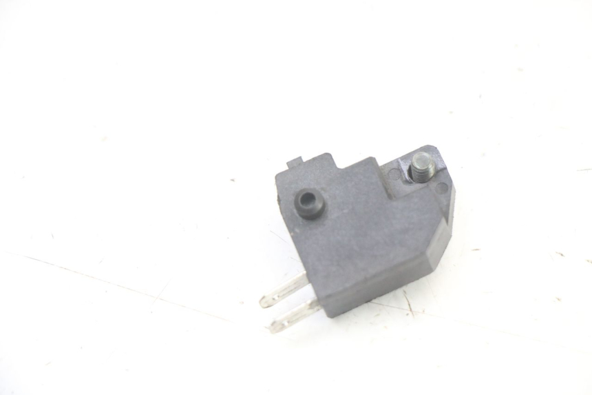 photo de RIGHT BRAKE LIGHT SWITCH SYM ORBIT III 3 4T 50 (2018 - 2021) - Zoom on usage condition