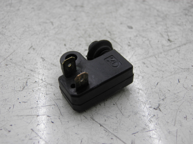 photo de RIGHT STOP LIGHT SWITCH YAMAHA XP T-MAX 500 (2000 - 2003) - Zoom on usage condition