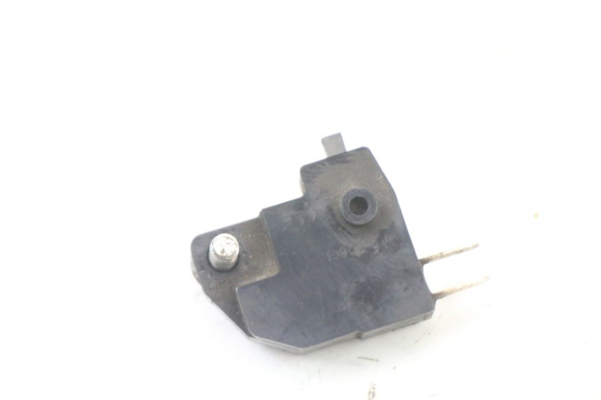 photo de LEFT STOP LIGHT SWITCH PEUGEOT SATELIS 125 (2013 - 2018) - Zoom on usage condition