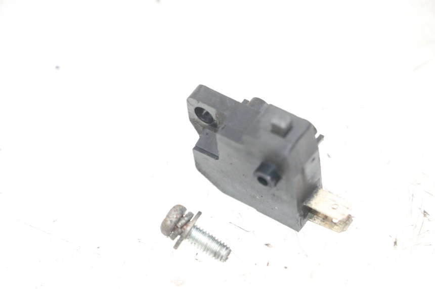 photo de LEFT STOP LIGHT SWITCH PEUGEOT SATELIS 125 (2013 - 2018) - Zoom on usage condition