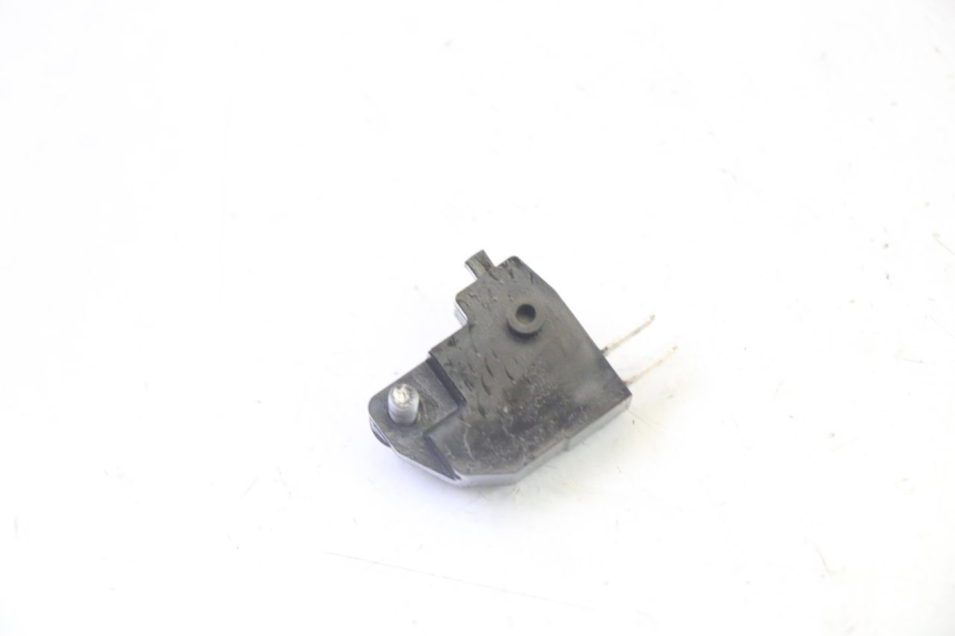photo de LEFT STOP LIGHT SWITCH PEUGEOT SATELIS 125 (2013 - 2018) - Zoom on usage condition