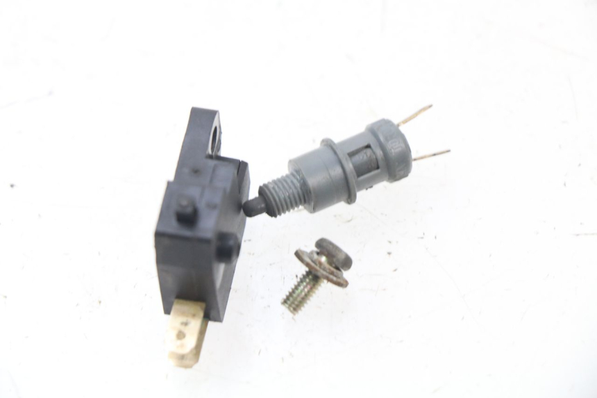 photo de STOP LIGHT SWITCH PEUGEOT KISBEE 4T 50 (2010 - 2017) - Zoom on usage condition