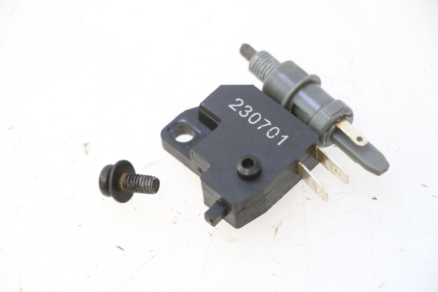 photo de STOP LIGHT SWITCH PEUGEOT KISBEE 4T 50 (2023 - 2026) - Zoom on usage condition