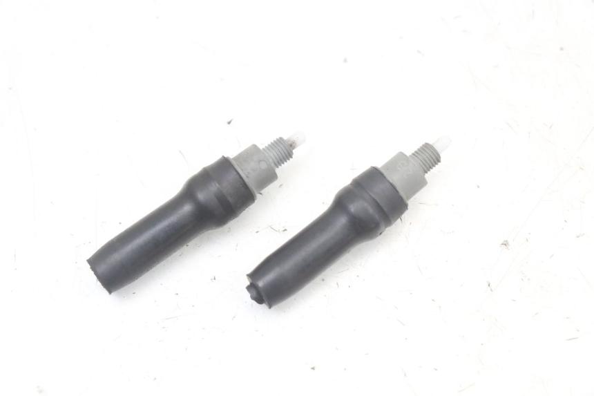 photo de STOP LIGHT SWITCH PEUGEOT ELYSTAR 50 (2002 - 2014) - Zoom on usage condition