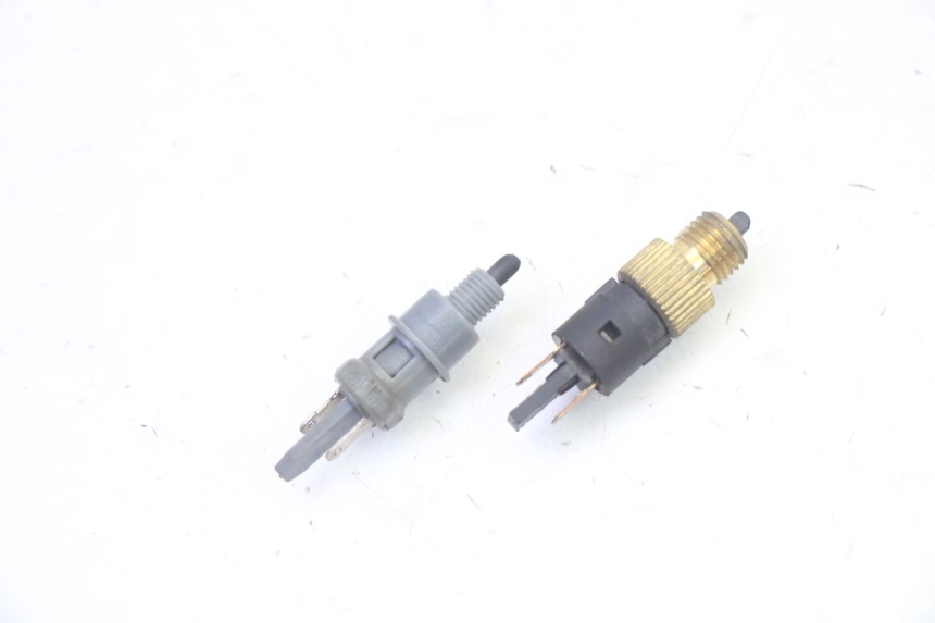 photo de STOP LIGHT SWITCH PEUGEOT VIVACITY NEW 4T 50 (2008 - 2017) - Zoom on usage condition