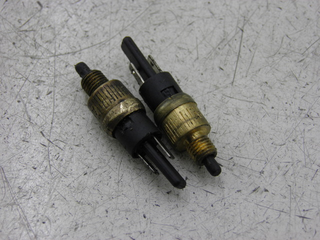 photo de STOP LIGHT SWITCH YAMAHA YN NEO'S 50 (1997 - 2004) - Alternative perspective