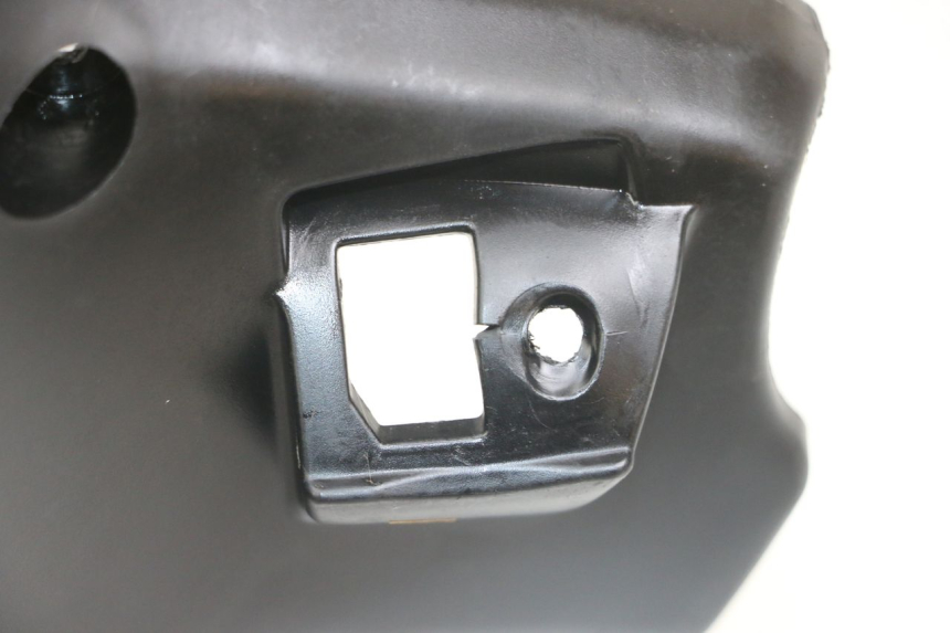 photo de REAR HANDLEBAR COVER MBK BOOSTER SPIRIT 50 (2004 - 2017) - Technical close-up