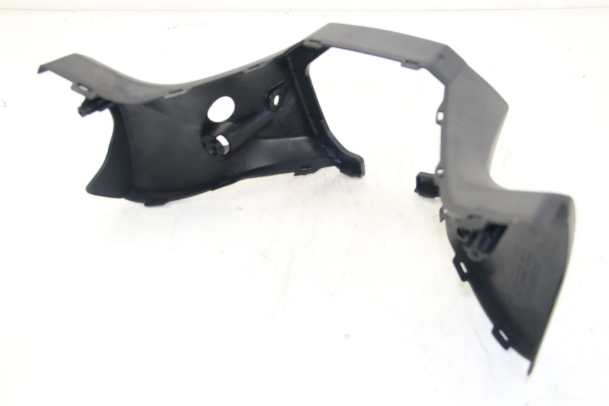 photo de REAR HANDLEBAR COVER KYMCO DOWNTOWN ABS 125 (2015 - 2017) - Fixing points details