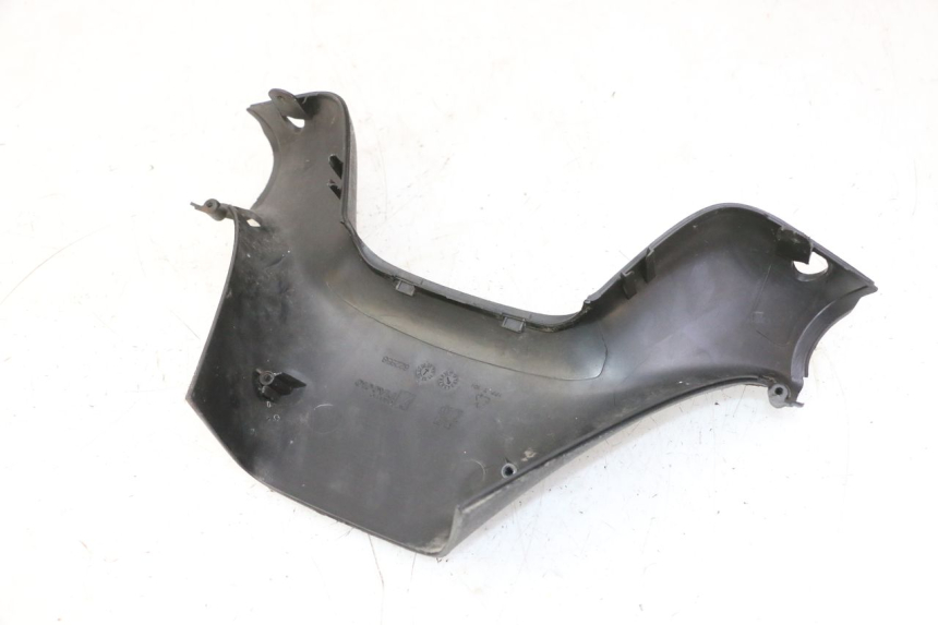 photo de REAR HANDLEBAR COVER PIAGGIO MP3 RL 250 (2006 - 2010) - Fixing points details