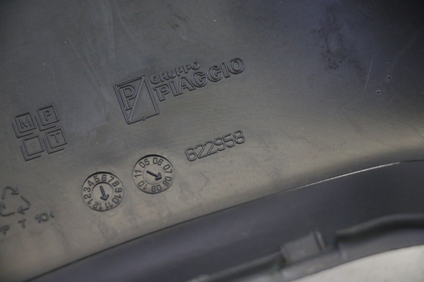 photo de REAR HANDLEBAR COVER PIAGGIO MP3 RL 250 (2006 - 2010) - Fixing points details