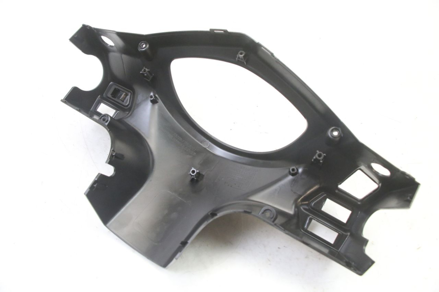 photo de HANDLE BAR REAR PANEL SYM ORBIT III 3 4T 50 (2021 - 2025) - Technical close-up