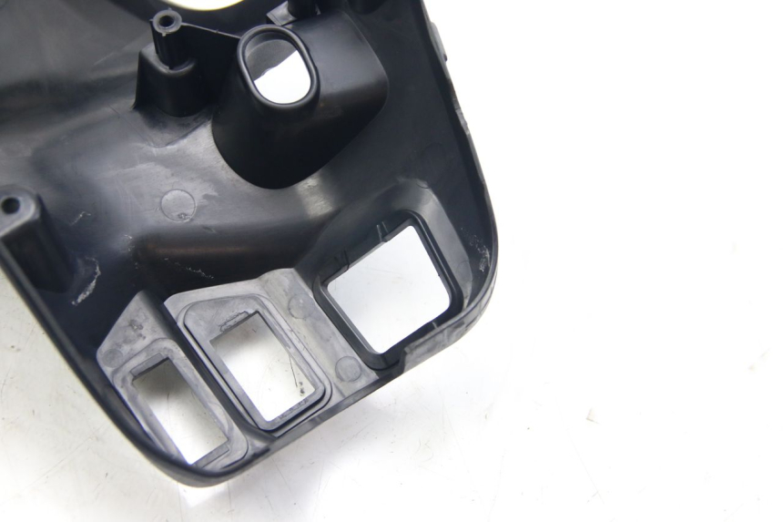 photo de REAR HANDLEBAR COVER SUZUKI SIXTEEN 125 (2008 - 2010) - Technical close-up