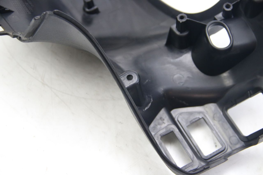 photo de REAR HANDLEBAR COVER SUZUKI SIXTEEN 125 (2008 - 2010) - Fixing points details