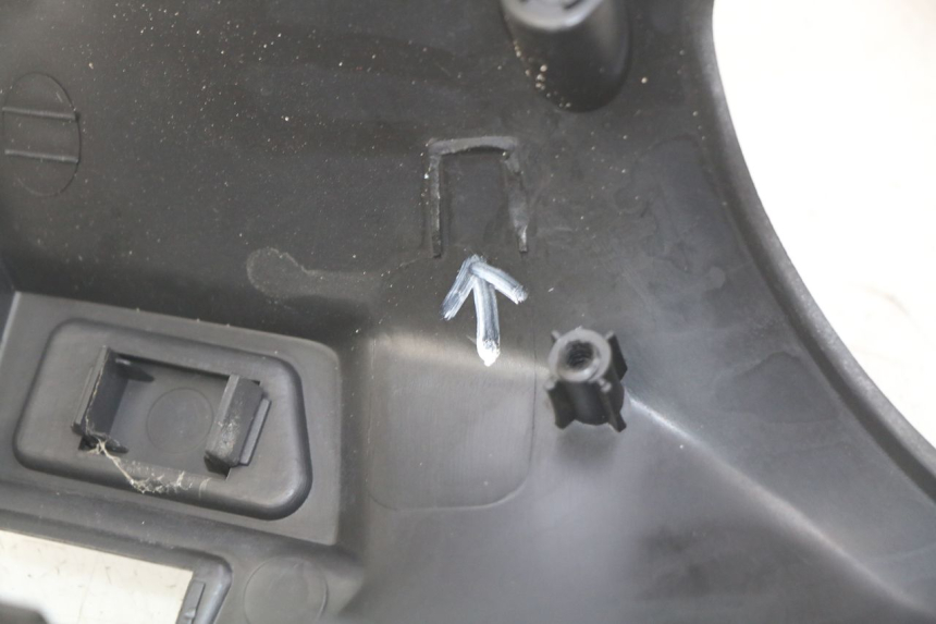 photo de REAR HANDLEBAR COVER PEUGEOT TWEET 4T 50 (2010 - 2014) - Zoom on usage condition