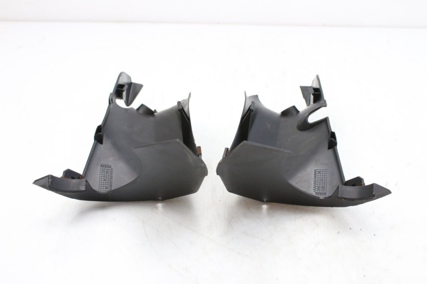 photo de REAR HANDLEBAR COVER SUZUKI UH BURGMAN 125 (2002 - 2006) - Technical close-up