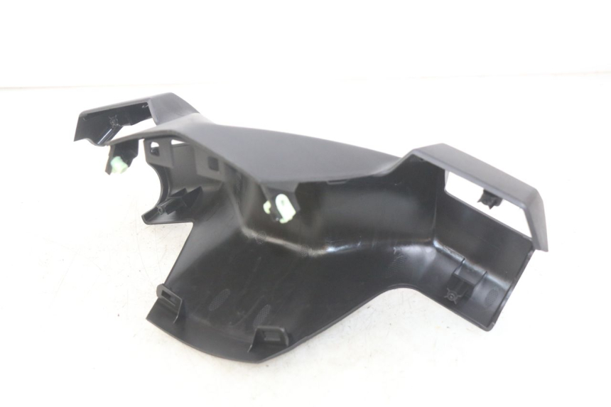 photo de HANDLEBAR COVER FRONT PEUGEOT CITYSTAR 125 (2011 - 2017) - Zoom on usage condition
