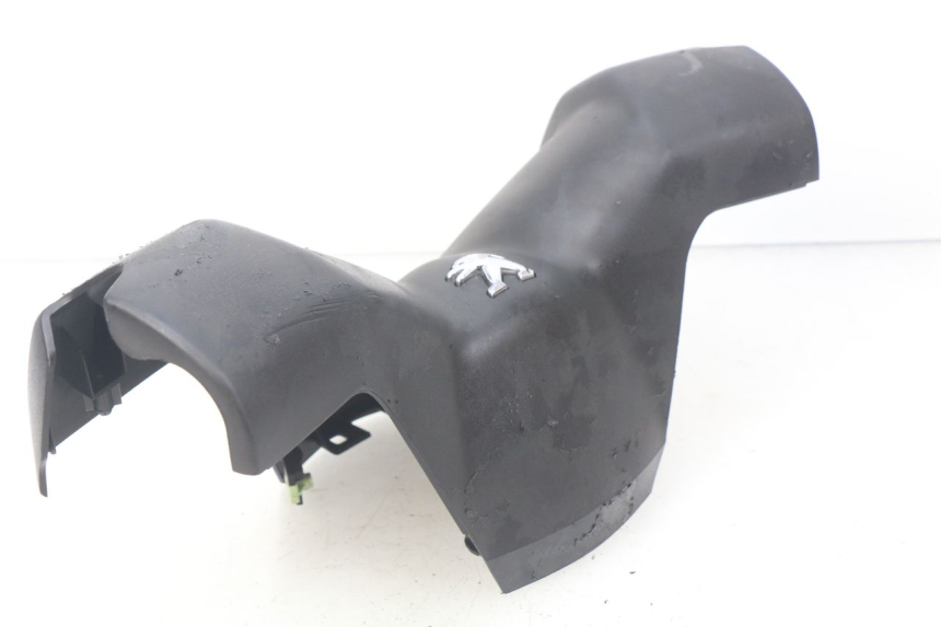 photo de HANDLEBAR COVER FRONT PEUGEOT CITYSTAR 50 (2013 - 2017) - Fixing points details