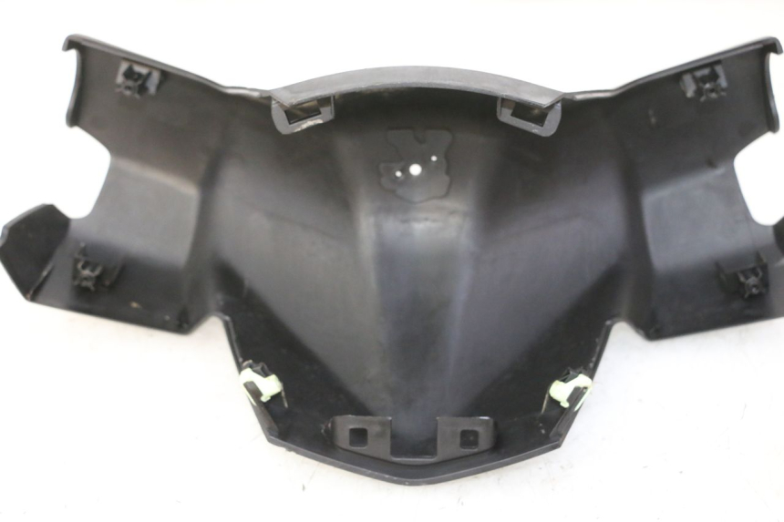 photo de HANDLEBAR COVER FRONT PEUGEOT CITYSTAR 50 (2013 - 2017) - Zoom on usage condition