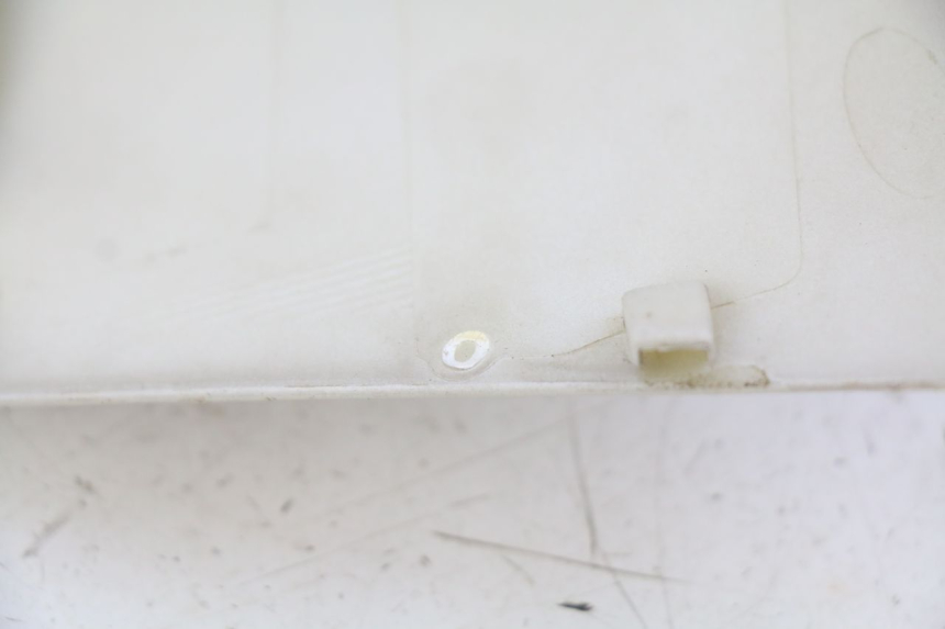 photo de HANDLEBAR COVER FRONT PEUGEOT E-VIVACITY 1 (2012 - 2018) - Zoom on usage condition