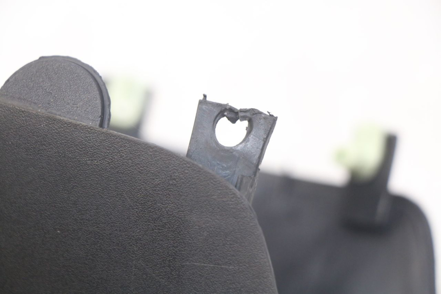 photo de HANDLEBAR COVER FRONT PEUGEOT ELYSEO 125 (1999 - 2004) - Component detail