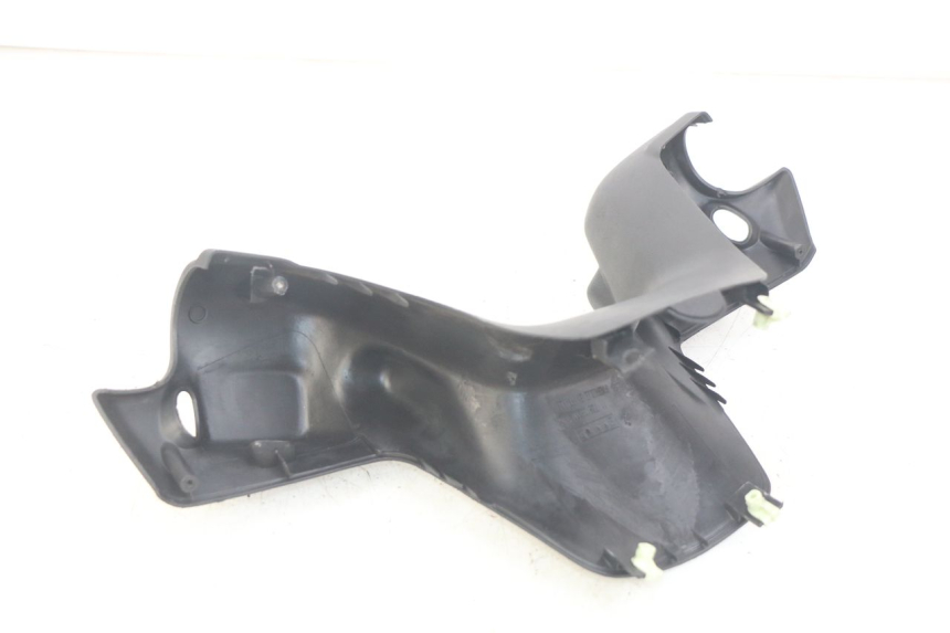 photo de HANDLEBAR COVER FRONT PEUGEOT ELYSEO 125 (1999 - 2004) - Zoom on usage condition