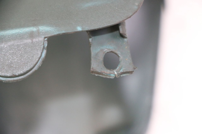 photo de HANDLEBAR COVER FRONT PEUGEOT ELYSEO 125 (1999 - 2004) - Zoom on usage condition