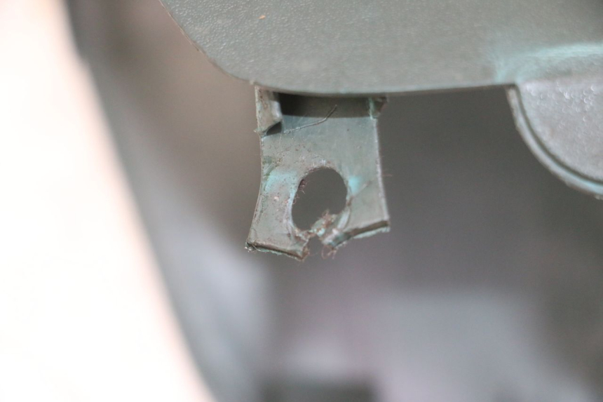 photo de HANDLEBAR COVER FRONT PEUGEOT ELYSEO 125 (1999 - 2004) - Alternative perspective