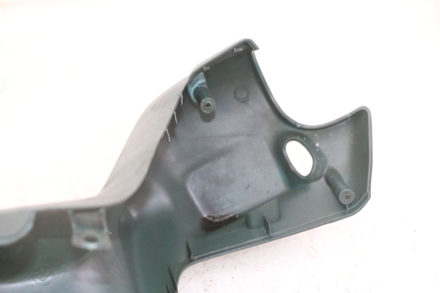photo de HANDLEBAR COVER FRONT PEUGEOT ELYSEO 125 (1999 - 2004) - Fixing points details