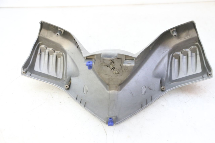 photo de HANDLEBAR COVER FRONT PEUGEOT ELYSTAR 50 (2002 - 2014) - Fixing points details