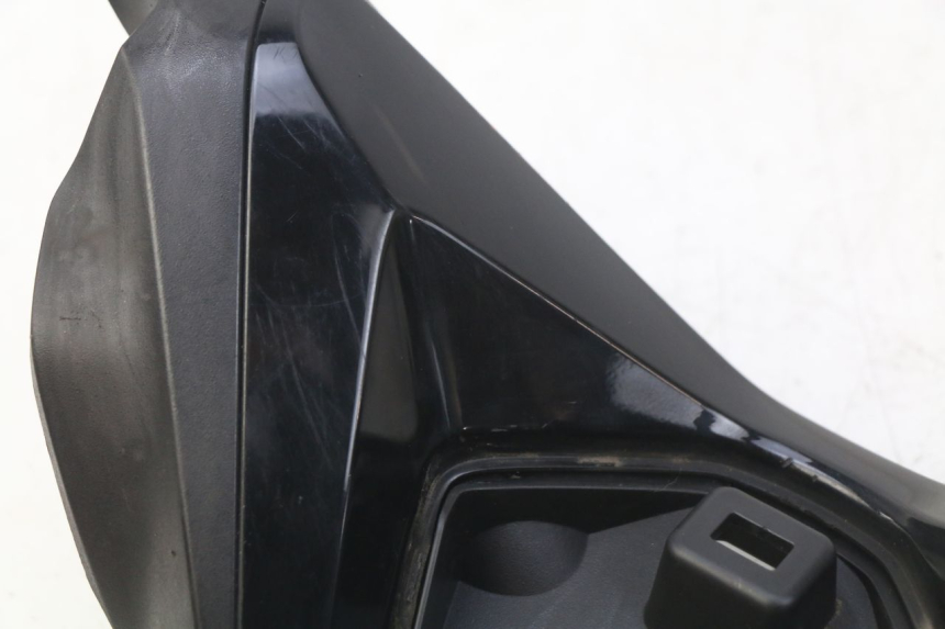 photo de HANDLEBAR COVER FRONT HONDA FORZA 125 (2015 - 2016) - Zoom on usage condition