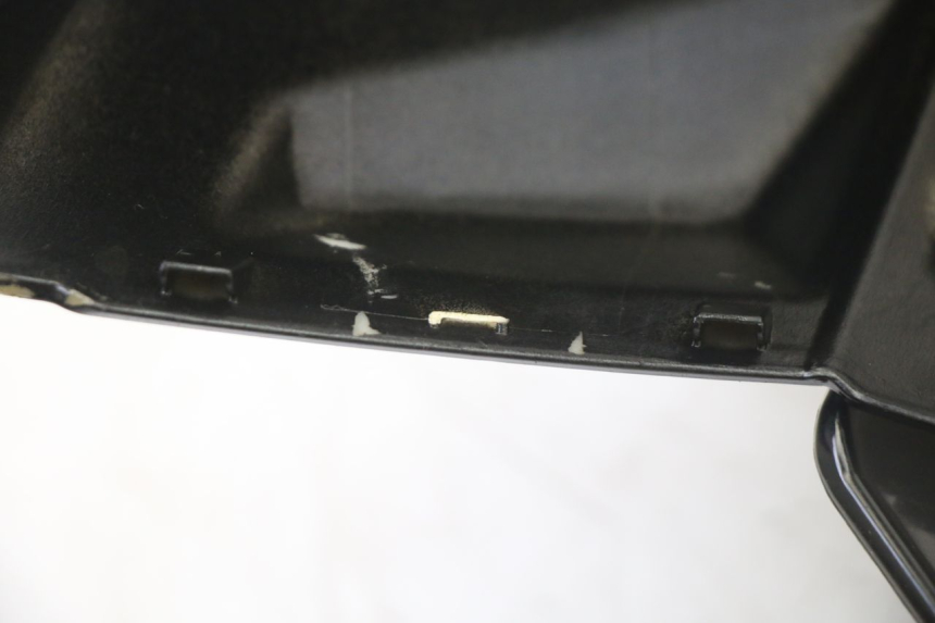 photo de HANDLEBAR COVER FRONT PEUGEOT KISBEE 2T 50 (2010 - 2017) - Fixing points details